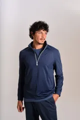 Buzo deportivo de cuello alto con cierre frontal parcial, manga larga y diseño entallado en tejido técnico de secado rápido.