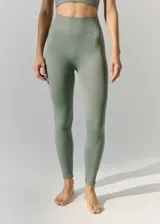 Calza larga color verde militar, tejida en morley sin costuras, con logo R11 en la cintura trasera.