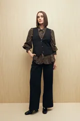 Camisa blanca con estampado lineal irregular en negro, de calce relajado, cuello clásico, abotonadura frontal y mangas largas con puños elastizados.