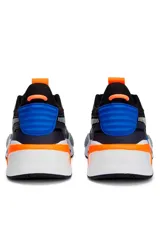 Championes deportivos Puma RS-Geek, color negro con detalles en naranja y azul, confeccionados en malla y materiales sintéticos, con suela robusta y tecnología de amortiguación RS.