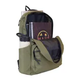 Mochila Maui and Sons modelo Explorer, color verde militar, con capacidad de 20 litros. Cuenta con un compartimento principal, un bolsillo frontal con cierre y dos bolsillos laterales. El logo de la marca está en un parche circular en la parte superior frontal.