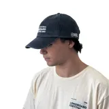 Gorro de gabardina azul con visera curva y bordado frontal con la leyenda "Uruguay Natural Longboard Festival 2025".