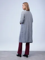 Cardigan largo tejido de punto color celeste, marca Elle, con bolsillos delanteros.