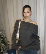 Buzo de punto color gris con diseño off shoulder, escote amplio con borde acanalado, mangas largas y corte relajado.