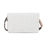 Cartera Guess modelo Burnaby de diseño estructurado, con cuerpo en color blanco estampado con el logo de la marca y detalles en color beige. Presenta cierre frontal tipo torniquete metálico y correa ajustable en color beige con apliques decorativos.
