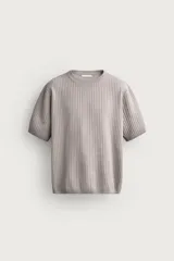 Jersey de punto de manga corta con textura acanalada, cuello redondo y terminaciones en rib en cuello, mangas y ruedo.