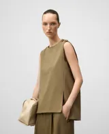 Top recto sin mangas, color verde oliva, con cuello redondo y cierre de dos botones en el hombro izquierdo. Presenta aberturas laterales en el delantero.