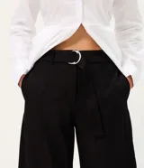 Pantalón de sastrería con modelado barrel, de corte amplio en las piernas y cintura estructurada. Confeccionado en tejido crepe, cuenta con cierre oculto y presillas para cinturón.
