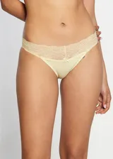 Pack de dos bombachas vedetina de microfibra color rosa pálido con encaje floral en la cintura y moño de raso al frente. Fundillo 100% algodón.