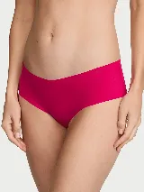 Bombacha tipo cheeky sin costuras de microfibra ultrasuave en color fucsia, con diseño invisible bajo la ropa.