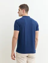 Remera blanca de algodón con cuello mao y media botonadura.