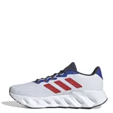 Championes de running Adidas Switch Run, con diseño moderno en color blanco, detalles en azul, rojo y gris oscuro. Presentan una entresuela de EVA con diseño de rebajes y suela Adiwear para mayor tracción.