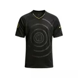 Remera deportiva Nike de manga corta, color negro, con cuello en V con ribete amarillo y un diseño gráfico en relieve con círculos concéntricos y el número 90 en el centro.