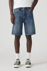Bermuda de jean azul con lavado medio, corte recto y largo a la rodilla.