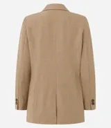 Blazer color camel de poliéster y viscosa, corte sastre comfort, con solapa en el cuello, abotonado delantero, solapas delanteras que simulan bolsillos y puntadas de costuras discretas coloridas.
