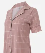 Pijama de dos piezas confeccionado en microfibra color rosado, con estampado geométrico. Incluye camisa de manga corta con cuello con solapa, cierre frontal con botones y detalles de encaje en las mangas, y short con cintura elástica.