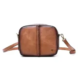 Cartera bandolera de cuero color marrón con detalles de costuras y logo de la marca en el frente.