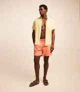 Camisa de hombre de manga corta confeccionada en mezcla de lino y algodón. Presenta un calce comfort, cuello camisero, cierre frontal con botones y un bolsillo en el pecho. Marca Marfinno.