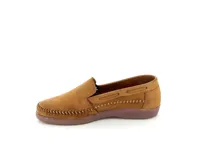 Mocasines color marrón de cuero con detalle de costuras en la parte delantera y suela clara.