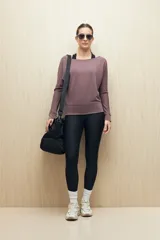 Calza deportiva de tiro alto con calce ajustado al cuerpo, confeccionada en tejido elástico y suave, ideal para actividades físicas o uso diario.