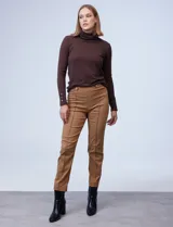 Pantalón de gabardina elastizada color marrón, con pretina ancha con aplique de botones y largo de pierna pespunteado.