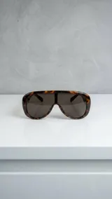 Lentes de sol estilo aviador oversized con armazón carey y gran cobertura.