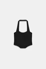 Top corsetero negro de escote halter y recto, con costuras estructuradas y bajo asimétrico.