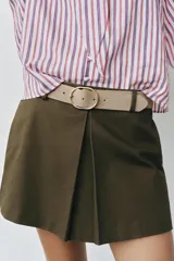 Falda pantalón de tiro medio en color verde militar, con diseño de pliegue delantero y cierre lateral con cremallera oculta. Incluye un cinturón ancho en tono tostado con hebilla metálica ovalada.