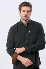 Camisa de manga larga confeccionada en pana fina de algodón, con cuello camisero, cierre frontal de botones y un bolsillo aplicado en el pecho.