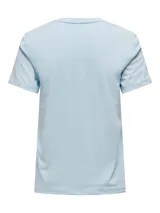 Camiseta de manga corta color azul claro, con cuello redondo y un pequeño bordado o estampado de un teléfono celular plegable rosado con texto.