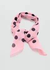 Pañuelo cuadrado de algodón en color rosado con estampado de lunares negros.