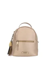 Mochila Hush Puppies de ecocuero metalizado color dorado, con compartimento principal y bolsillos con cierre en la parte frontal y trasera. Incluye asa superior, correas ajustables y llavero colgante con flecos y dije del logo.
