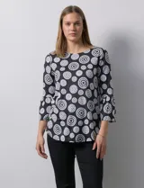 Blusa de seda fría estampada en blanco y negro, marca Ruby Rd. Manga ¾ con terminación amplia y escote redondo.