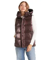 Chaleco puffer de acabado tornasolado, con capucha desmontable, cierre frontal oculto y botones a presión. Cuenta con bolsillos laterales y forro interno.