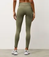 Legging deportiva de tiro alto confeccionada en microfibra, con ajuste al cuerpo y detalle de franja contrastante en la cintura. Incluye bolsillo funcional lateral.