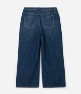 Pantalón de jean modelo wide leg, de tiro medio y corte amplio desde la cadera hasta el ruedo. Presenta cierre frontal con botón, bolsillos laterales y traseros, y trabillas en la cintura.