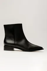 Bota corta de cuero negro con punta fina y taco bajo rectangular.