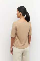 Remera color beige de manga corta y cuello redondo.