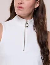 Musculosa blanca de rib, marca Rio & Rian, sin mangas, con cuello alto y cierre frontal parcial metálico con tirador circular.