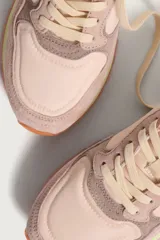 Zapatillas Hoff modelo Cagliari, con paneles de cuero y tela en tonos beige, marrón y naranja. Suela de goma con diseño gráfico.