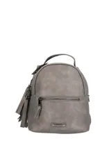 Mochila pequeña de ecocuero con acabado metalizado gris. Cuenta con un compartimento principal con cierre, bolsillo frontal con cierre, asa superior y correas ajustables. Incluye un detalle de borla decorativa en el lateral y placa metálica con el logo de la marca en la parte inferior.