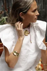 Aros tipo argolla pequeña de diseño minimalista, realizados artesanalmente en bronce y alpaca con pernos de plata 925.