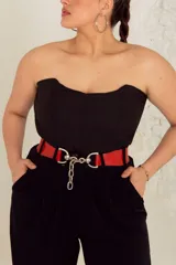 Corset largo negro confeccionado en Panamá, con ballenas y cintas regulables en la espalda. Se ajusta a la cintura con un cinturón rojo de cuero con hebilla plateada y cadena decorativa.