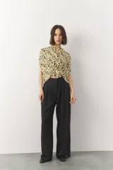 Blusa corta de manga corta con estampado animal print, cuello mao y fruncido elástico en el centro del frente.