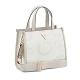 Cartera tipo tote Guess modelo Jackie, de color blanco crema con estampa de monograma y textura granulada. Cuenta con doble asa de mano, correa ajustable de tela, herrajes dorados y el logo triangular característico de la marca en el frente.