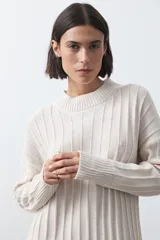 Vestido midi de punto en color gris, con diseño de tejido acanalado vertical, cuello redondo y mangas largas. Presenta una silueta recta y fluida.