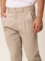 Pantalón bombacha de sarga azul marino, con pinzas en la cintura, bolsillos laterales y puños elásticos en los tobillos.