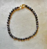 Collar de cuentas de ágata natural talladas en forma de corazón, con cierre metálico dorado.