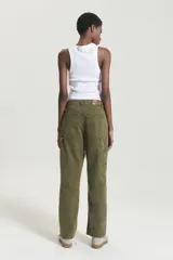 Pantalón recto verde de tiro medio bajo y calce relajado, con bolsillos carpinteros.