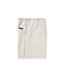 Short de felpa Fear of God Essentials color gris claro melange, con cintura elástica con cordón ajustable largo y detalle de etiqueta de goma en el centro de la cintura.